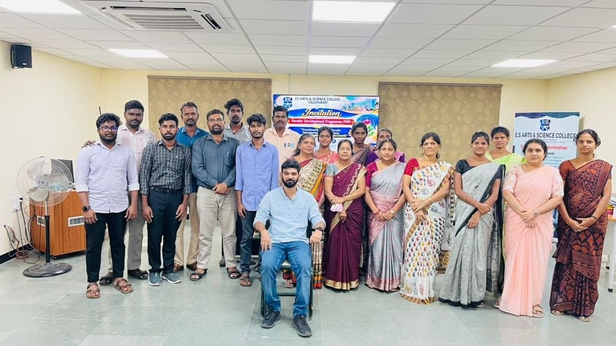 Chakkaravarthy RK with the faculty after a Faculty Development Programme at E.S Arts and Science College, Villupuram
